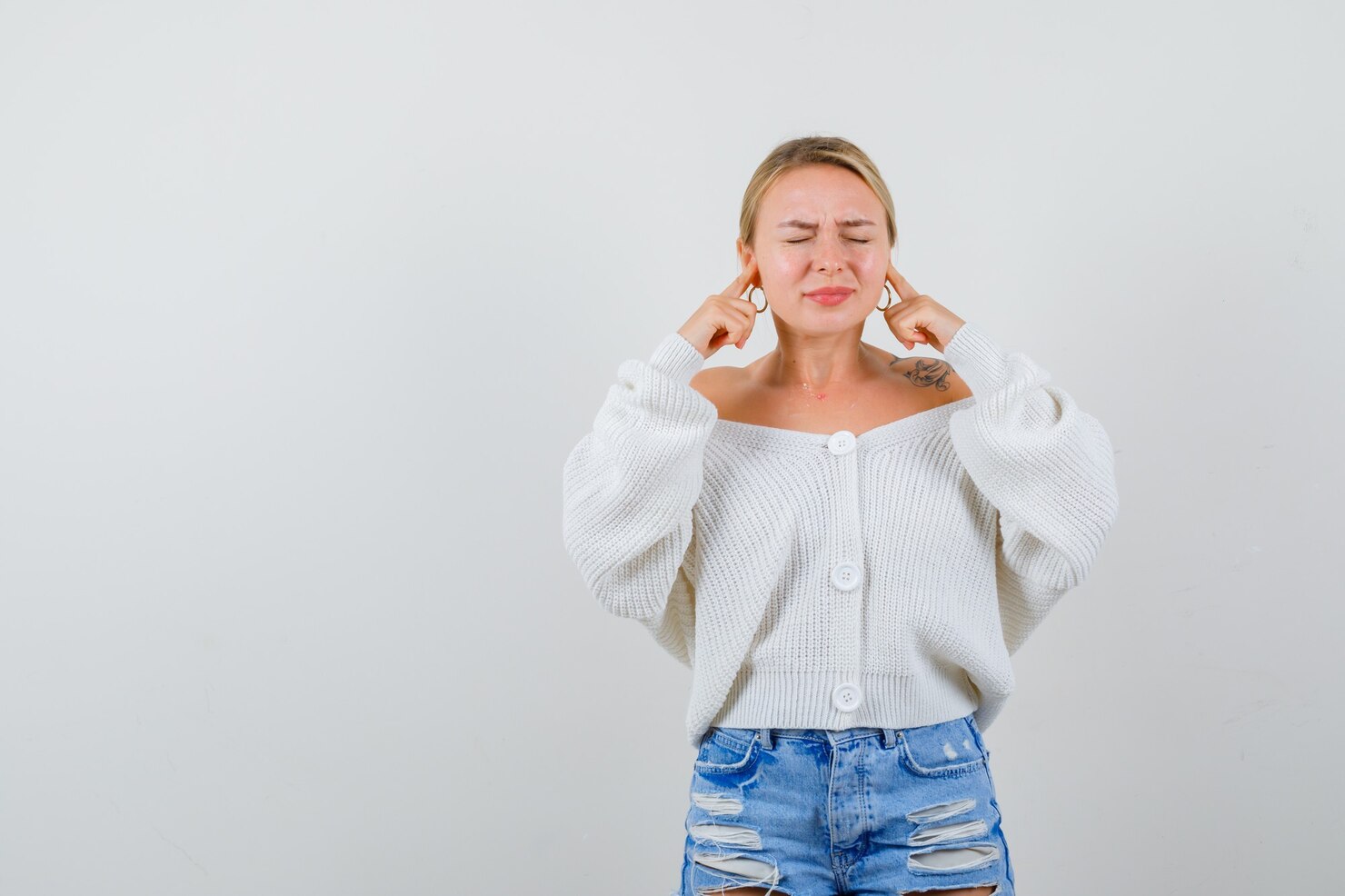 Kulak çınlaması neden olur, tinnitus nedir? İşitme kaybı, kulak kiri, enfeksiyon ve yüksek sese bağlı kulak çınlaması hakkında bilgi alın.